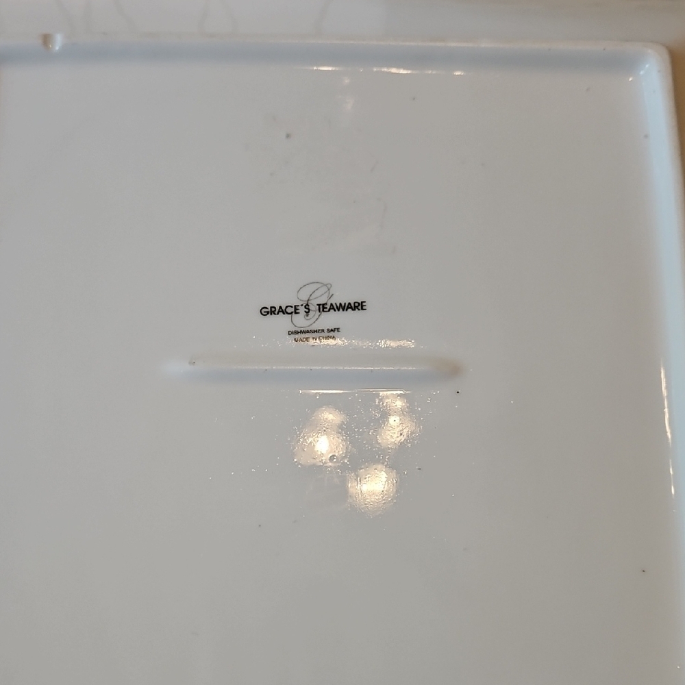 Set of Large White Square Plates with Gold Reindeer Design - Picture 10 of 15